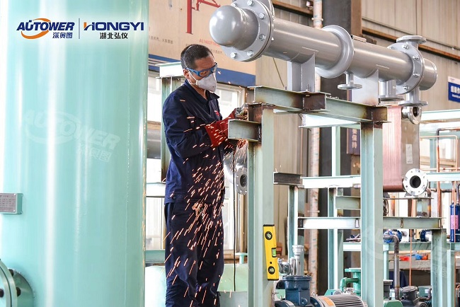     LNG氣化調(diào)壓撬的調(diào)試和注意事項(xiàng),關(guān)于LNG氣化調(diào)壓撬站的安全管理工作。  LNG氣化調(diào)壓撬的調(diào)試和注意事項(xiàng)  ①制定合理的操作規(guī)章制度      應(yīng)制定合理的LNG裝卸車操作規(guī)程、LNG儲(chǔ)罐倒罐操作規(guī)程、LNG氣化器操作規(guī)程、BOG復(fù)熱器操作規(guī)程、儲(chǔ)罐自增壓操作規(guī)程、EAG復(fù)熱器操作規(guī)程、卸車增壓器操作規(guī)程、橇裝式調(diào)壓器操作規(guī)程、BOG計(jì)量橇操作規(guī)程、LNG離心泵操作規(guī)程、天然氣加臭機(jī)操作規(guī)程、中心調(diào)度控制程序切換操作規(guī)程、消防水泵操作規(guī)程、LNG氣化站管道設(shè)備維護(hù)保養(yǎng)技術(shù)和操作手冊(cè)等。  ②建立臺(tái)賬，管理設(shè)備技術(shù)資料      應(yīng)建立維護(hù)記錄、巡查巡檢記錄、進(jìn)出人員管理記錄、各類操作記錄、應(yīng)急演練記錄、安全活動(dòng)記錄，管理好設(shè)備有關(guān)技術(shù)資料和各類原始資料等。  ③制定天然氣管道、廠站事故應(yīng)急預(yù)案      應(yīng)依據(jù)有關(guān)法律、法規(guī)及相關(guān)規(guī)定，并結(jié)合企業(yè)制度及實(shí)際情況，制定天然氣管道、廠站事故應(yīng)急預(yù)案。預(yù)案應(yīng)包含事故不利因素的分析、事故危害、事故分級(jí)、事故處理響應(yīng)等級(jí)、處理的程序及后期處理。應(yīng)經(jīng)常開展不同等級(jí)的事故演練和對(duì)搶修裝備進(jìn)行檢查，大型的事故演練要聯(lián)合當(dāng)?shù)毓蚕馈踩芾聿块T一同進(jìn)行。  LNG氣化調(diào)壓撬的調(diào)試和注意事項(xiàng)  ④嚴(yán)格執(zhí)行上崗考試制度      各類操作人員獨(dú)立操作前必須經(jīng)過公司有關(guān)部門組織的考試，成績(jī)合格后方可獨(dú)立上崗。  ⑤加強(qiáng)對(duì)消防、防雷、防靜電設(shè)備檢查和管理      加強(qiáng)對(duì)LNG氣化站防雷、防靜電設(shè)備的定期檢查和維護(hù)保養(yǎng)，著重對(duì)消防水池、消防泵、消防水炮、儲(chǔ)罐噴淋管及干粉滅火器進(jìn)行檢查。可燃?xì)怏w報(bào)警設(shè)備需定期維護(hù)，確保其完好