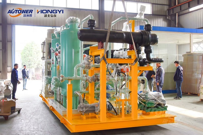     LNG氣化調(diào)壓撬的調(diào)試和注意事項(xiàng),關(guān)于LNG氣化調(diào)壓撬站的安全管理工作。  LNG氣化調(diào)壓撬的調(diào)試和注意事項(xiàng)  ①制定合理的操作規(guī)章制度      應(yīng)制定合理的LNG裝卸車操作規(guī)程、LNG儲(chǔ)罐倒罐操作規(guī)程、LNG氣化器操作規(guī)程、BOG復(fù)熱器操作規(guī)程、儲(chǔ)罐自增壓操作規(guī)程、EAG復(fù)熱器操作規(guī)程、卸車增壓器操作規(guī)程、橇裝式調(diào)壓器操作規(guī)程、BOG計(jì)量橇操作規(guī)程、LNG離心泵操作規(guī)程、天然氣加臭機(jī)操作規(guī)程、中心調(diào)度控制程序切換操作規(guī)程、消防水泵操作規(guī)程、LNG氣化站管道設(shè)備維護(hù)保養(yǎng)技術(shù)和操作手冊(cè)等。  ②建立臺(tái)賬，管理設(shè)備技術(shù)資料      應(yīng)建立維護(hù)記錄、巡查巡檢記錄、進(jìn)出人員管理記錄、各類操作記錄、應(yīng)急演練記錄、安全活動(dòng)記錄，管理好設(shè)備有關(guān)技術(shù)資料和各類原始資料等。  ③制定天然氣管道、廠站事故應(yīng)急預(yù)案      應(yīng)依據(jù)有關(guān)法律、法規(guī)及相關(guān)規(guī)定，并結(jié)合企業(yè)制度及實(shí)際情況，制定天然氣管道、廠站事故應(yīng)急預(yù)案。預(yù)案應(yīng)包含事故不利因素的分析、事故危害、事故分級(jí)、事故處理響應(yīng)等級(jí)、處理的程序及后期處理。應(yīng)經(jīng)常開展不同等級(jí)的事故演練和對(duì)搶修裝備進(jìn)行檢查，大型的事故演練要聯(lián)合當(dāng)?shù)毓蚕馈踩芾聿块T一同進(jìn)行。  LNG氣化調(diào)壓撬的調(diào)試和注意事項(xiàng)  ④嚴(yán)格執(zhí)行上崗考試制度      各類操作人員獨(dú)立操作前必須經(jīng)過公司有關(guān)部門組織的考試，成績(jī)合格后方可獨(dú)立上崗。  ⑤加強(qiáng)對(duì)消防、防雷、防靜電設(shè)備檢查和管理      加強(qiáng)對(duì)LNG氣化站防雷、防靜電設(shè)備的定期檢查和維護(hù)保養(yǎng)，著重對(duì)消防水池、消防泵、消防水炮、儲(chǔ)罐噴淋管及干粉滅火器進(jìn)行檢查。可燃?xì)怏w報(bào)警設(shè)備需定期維護(hù)，確保其完好